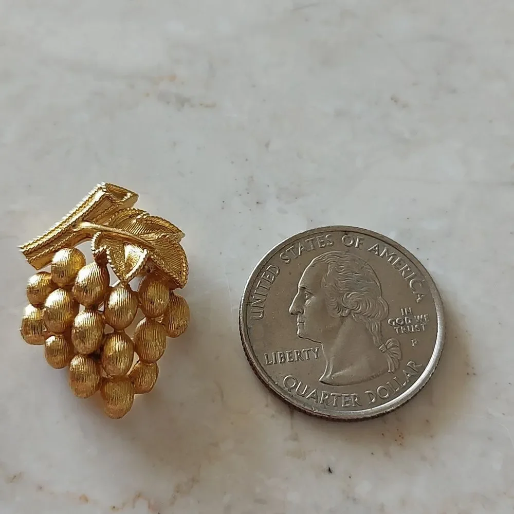Crown Trifari Brushed Goldtone Grape Cluster Pin Brooch Vintage
